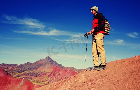 秘鲁库斯科地区维尼康卡徒步旅行场景。蒙大拿州的彩虹山。