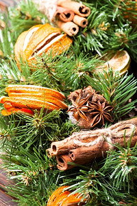 圣诞芳香环保花环。圣诞芳香生态花环，配上干橙子和肉桂棒，特写细节