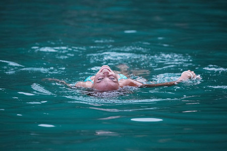 漂浮在海上的女人。一名年轻女子仰卧在热带海水中漂浮