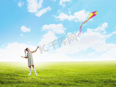 女孩与风筝小女孩在草地上玩风筝的形象