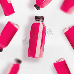 粉红色冰沙或果汁瓶样式在白色背景，顶视图，平躺.品牌复制空间