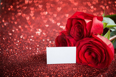 闪闪发光的红玫瑰。三朵漂亮的红玫瑰和空白卡片，闪闪发光的背景上有波克红心