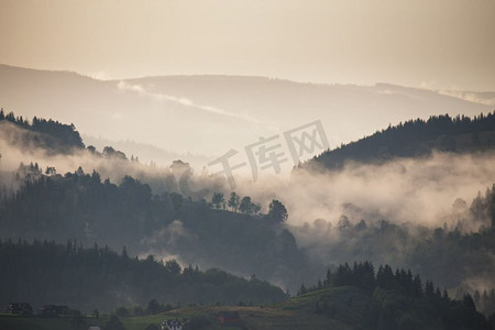 雨后不久的山景。一团团的雾。在山口的迷雾村庄。