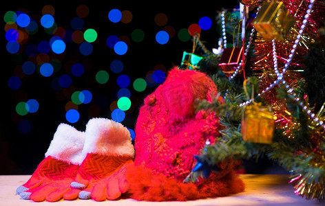 居室背景摄影照片_圣诞居室，树木和节日灯饰，模糊的节日背景
