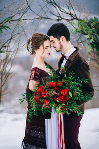新郎在棕色和新娘在勃艮第在山区喀尔巴阡山脉