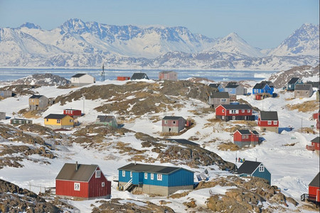 格陵兰春天的五颜六色的房子