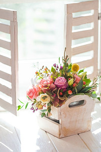 早晨的礼物-鲜花为灵感的一天。窗台上的朝花