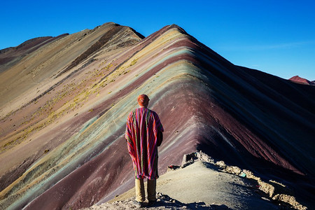 徒步旅行场景在Vinicunca，库斯科地区，秘鲁.七色蒙大拿彩虹山