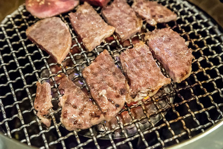 和牛摄影照片_烤新鲜日本和牛沙朗肉烧烤烤肉