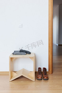皮靴摄影照片_白色空前厅与木凳和皮靴