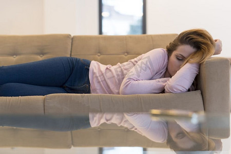 在家里睡觉的女人肖像 4美女人物特写个人vip和企业vip免费下载