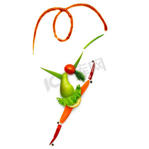 体操运动员的创造性的食物概念由在白色隔绝的蔬菜和水果制成。