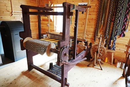 室内传统手工织布机