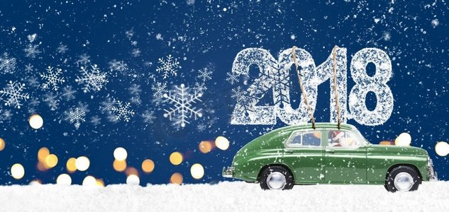 2018年背景摄影照片_带有圣诞礼物的复古玩具车。圣诞老人开着绿色复古玩具车在节日蓝色背景下传递2018年圣诞节或新年