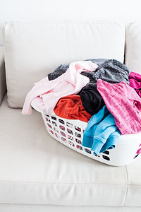 在篮子里洗衣服。洗衣概念彩色洁净服