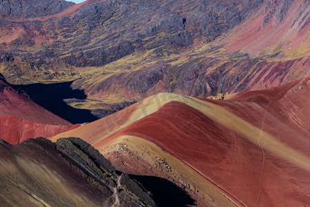 徒步旅行场景在Vinicunca，库斯科地区，秘鲁.七色蒙大拿彩虹山