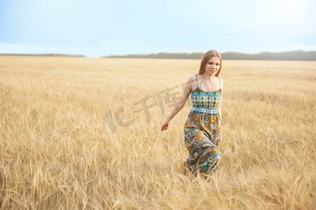 快乐的女人在宽阔的草地上自由行走