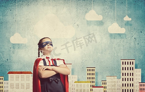 超级小英雄摄影照片_小超级英雄。穿着超级英雄服装的学龄期可爱女孩