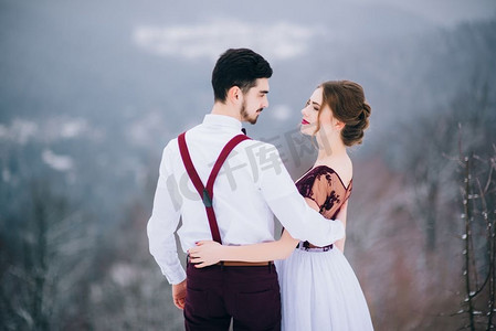 第几摄影照片_新郎在棕色和新娘在勃艮第在山区喀尔巴阡山脉