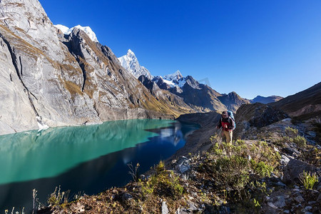 秘鲁科迪勒拉山脉徒步旅行的场景