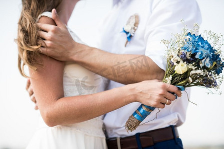 结婚情侣摄影照片_新娘手持印有蓝色花朵的结婚花束
