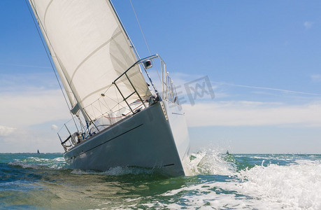 海上帆船、帆船或游艇在夏天的特写镜头？？S蓝天