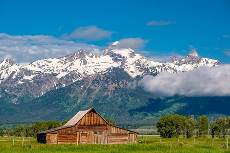 老摩门教谷仓在大提顿山脉与低云。美国怀俄明州大提顿国家公园。