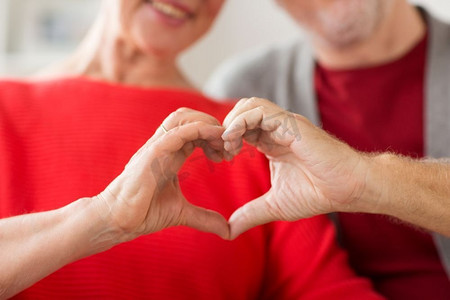 关系、爱情和老人观念--老年夫妇手牵手的特写。高年级夫妇手心手势特写
