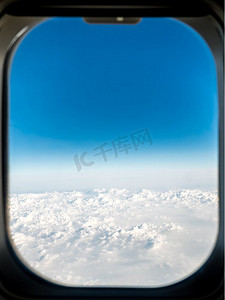 云层上方的飞机窗景
