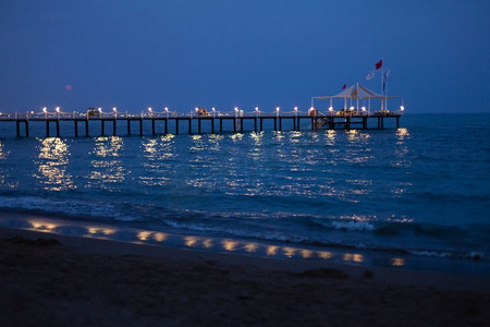 美丽浪漫的码头，在美丽的夏夜闪电。夜晚浪漫的码头