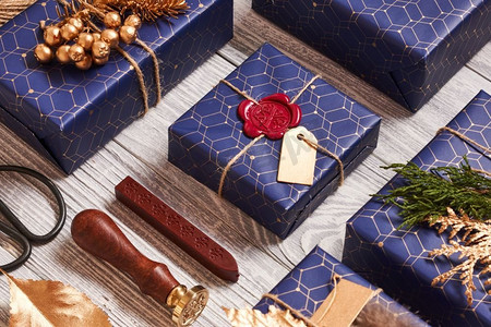创意包装和装饰圣诞礼物在白色木质背景的盒子。平躺着。