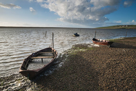 舰队摄影照片_停泊在英国多塞特郡舰队泻湖的美丽日落风景画