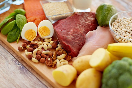 餐桌上的美食摄影照片_健康饮食和饮食概念-天然丰富的蛋白质食物在餐桌上。餐桌上的天然蛋白食品