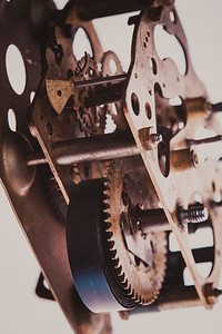 内部设计的机械和生锈的时钟在一个更大的视图。老式钟表机构