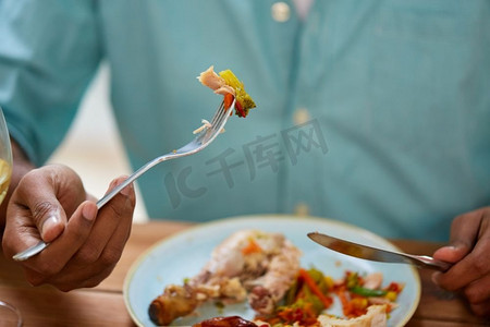 食物和人概念-人吃的特写镜头用叉子和刀子。近摄的人吃用叉和刀