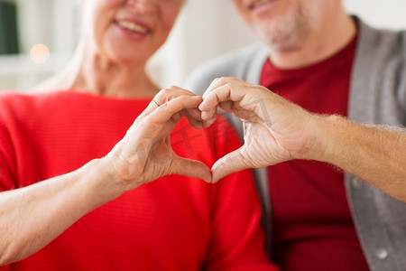 关系、爱情和老人观念--老年夫妇手牵手的特写。高年级夫妇手心手势特写