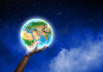 我们的地球。人类手握地球星球的特写。这张图片的要素由美国宇航局提供