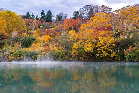 客家掩面摄影照片_日本东北地区白田青森的秋林温泉湖