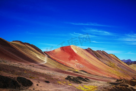 徒步旅行场景在Vinicunca，库斯科地区，秘鲁.七色蒙大拿彩虹山