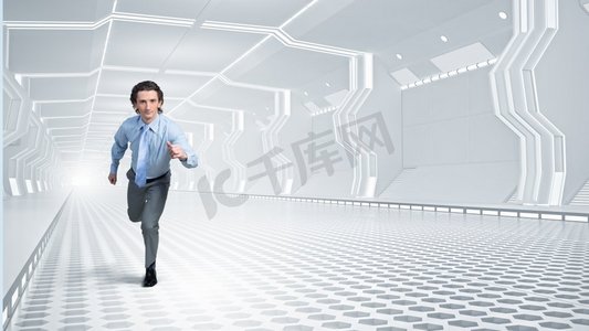 男人在虚拟的房间里奔跑。年轻的商人在未来设计的隧道中奔跑