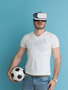 获得使用虚拟现实VR耳机眼镜的经验的愉快的人，在蓝色背景隔绝
