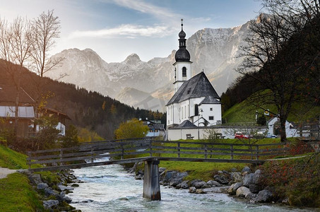 Pfarrkirche St.Sebastian，拜仁，德国德国巴伐利亚州圣塞巴斯蒂安教区教堂对着莱特阿普尔的秋景