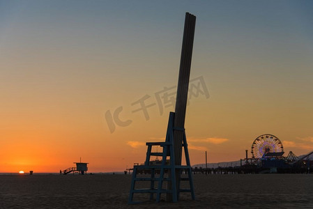 加利福尼亚州圣莫尼卡海滩黄昏的剪影