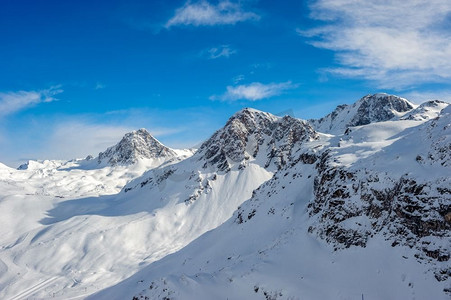 高山冬山风光。晴天，法国阿尔卑斯山被白雪覆盖。Vald&rsquo；伊斯雷尔，法国