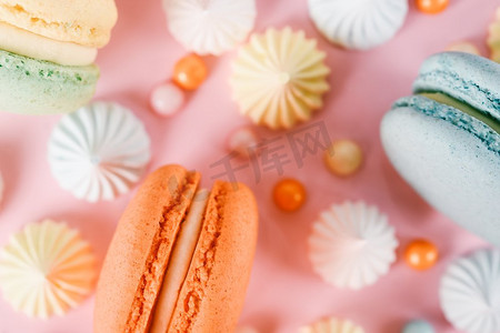 杏仁饼干摄影照片_五颜六色的马卡龙生日蛋糕和甜蜜的糖果