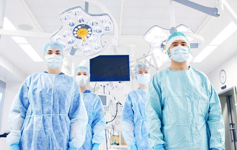 外科、医学和人的概念--医院手术室的外科医生群体。医院手术室里的一群外科医生