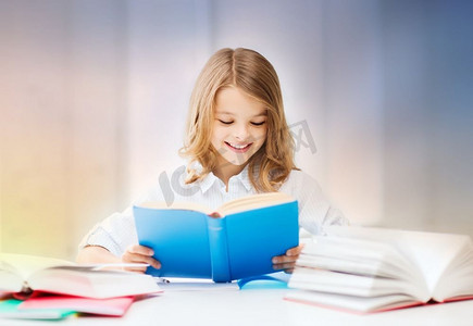 教育、人、儿童和学校概念-在玫瑰石英和宁静渐变背景下快乐微笑的学生女孩看书。