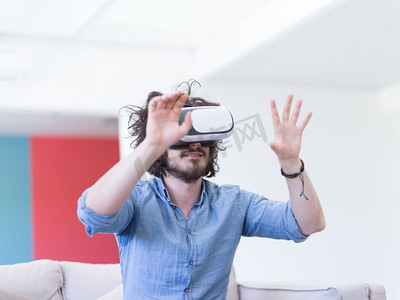 获得经验摄影照片_快乐的人获得经验使用VR耳机眼镜的虚拟现实在家里