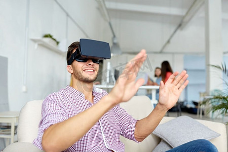 技术、增强现实和人们概念快乐的人在办公室戴着虚拟耳机。办公室戴着虚拟现实耳机的快乐男士