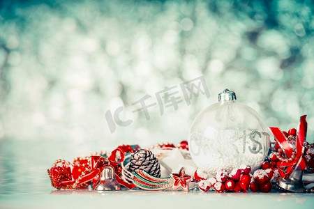 圣诞背景，带有玻璃球和红色节日装饰，冬季波克背景，正视